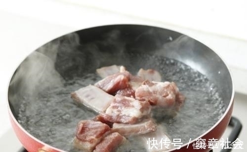 为啥排骨焯水后又腥又臭？看到大厨操才明白，原来用错“水”了
