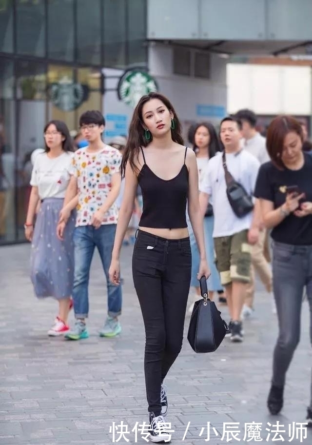 路人街拍，美女穿灰色的一字肩针织连衣裙，尽