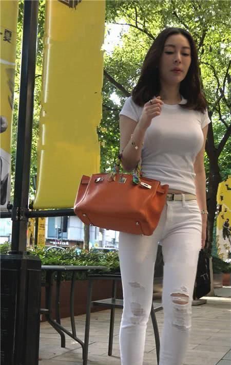 彰显|街拍美女时尚修身紧身裤,穿出好身材,彰显成熟女人味