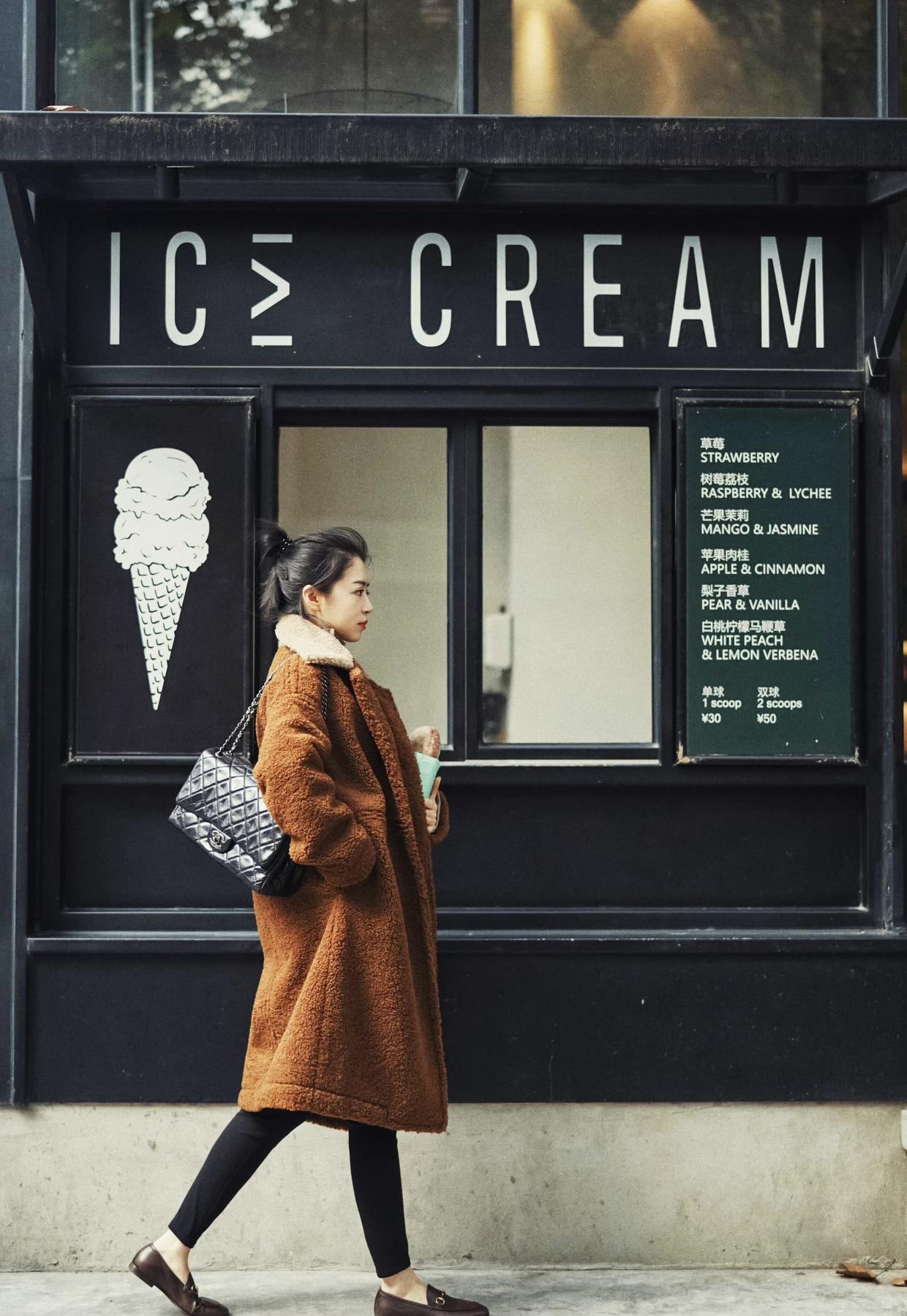 泰迪熊外套|今冬流行的“泰迪熊外套”长这样,和牛仔裤搭配可高级了,超好看