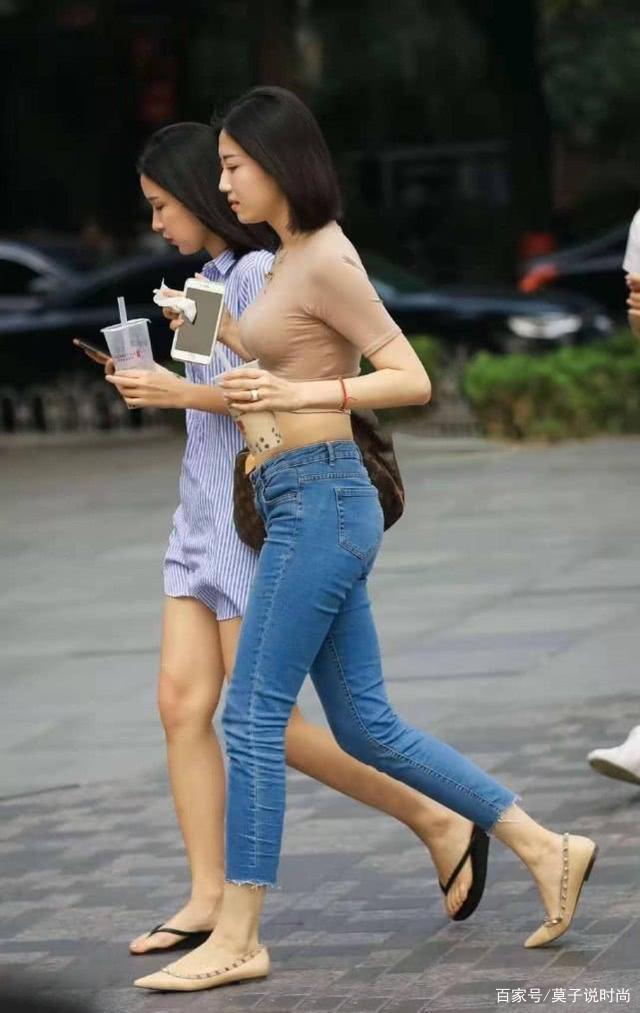 高腰|高腰牛仔裤的穿搭方式显瘦,展现纤细的小蛮腰