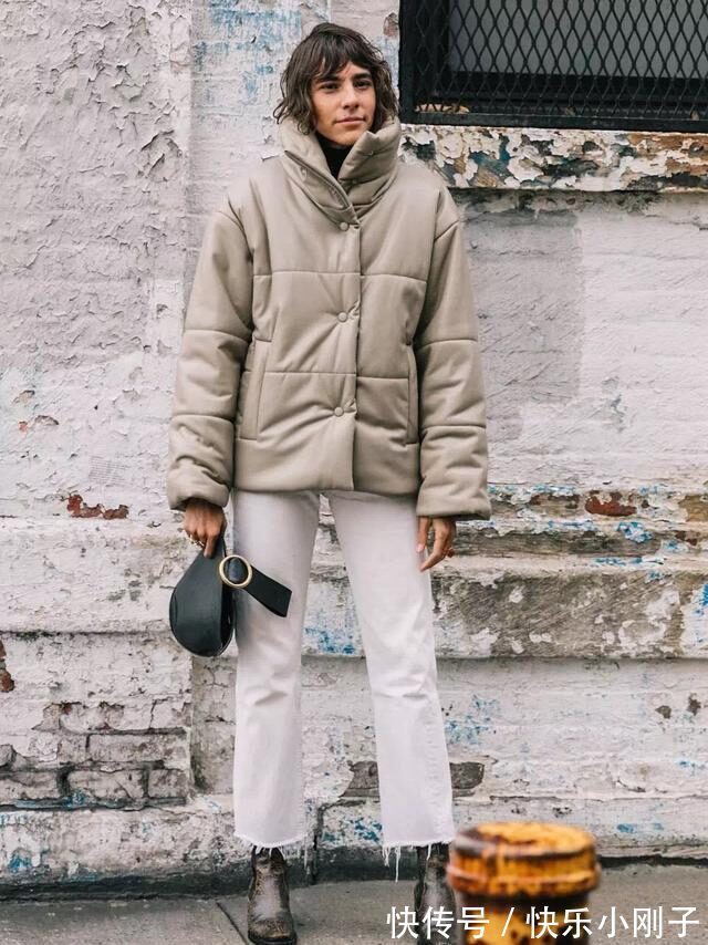 气质 今冬流行穿白色裤子,气质简约又高级,搭大衣、羽绒服都好看