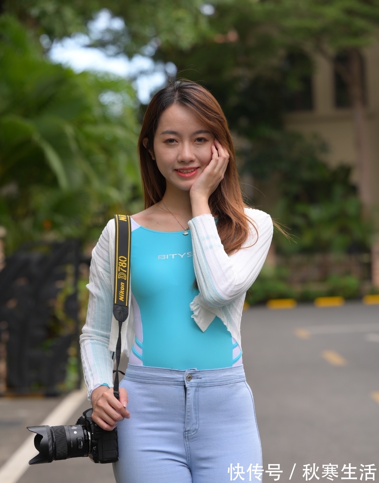 牛仔裤|泳衣外穿很小众,搭配浅蓝色牛仔裤,却能展现出众时尚感