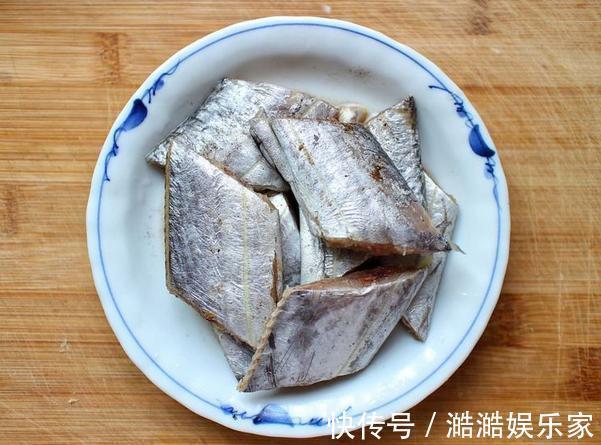 油煎带鱼用淀粉还是面粉想要外酥里嫩就用它，颜值高又香喷喷