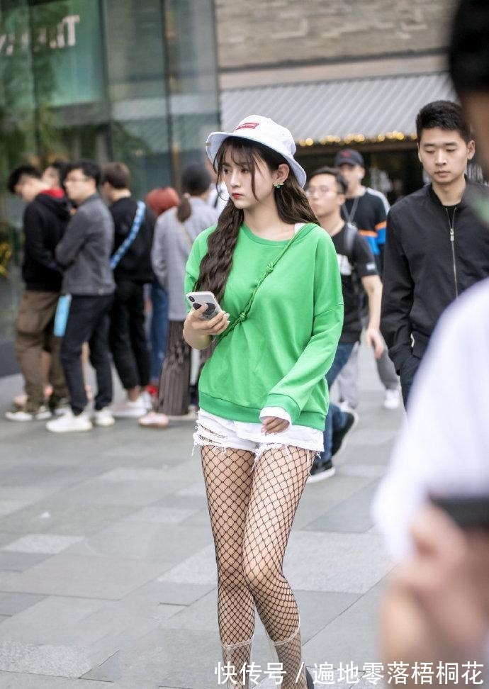 时尚|美女利用三色叠加,创造怪异时尚,你会去搭讪吗!