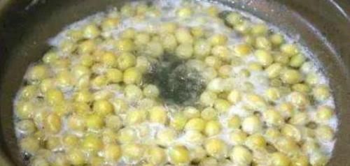  不用|土壤结块戳不动该怎么办？7天浇一次它，养花不用再换土了