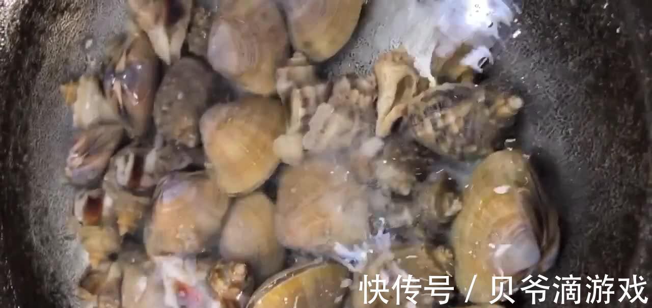 辣炒小海鲜，口味香辣适中咸香味美，就着啤酒吃不够！