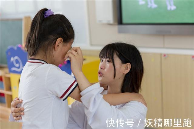 情绪|孩子发脾气,哭闹时,家长最好的方式不是讲道理,这样做才更有效