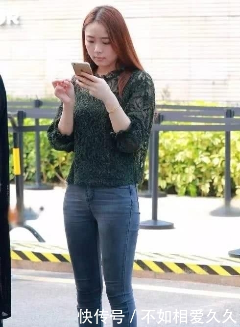 时尚穿搭：性感时尚小姐姐，气质紧身裤搭配凹凸有致