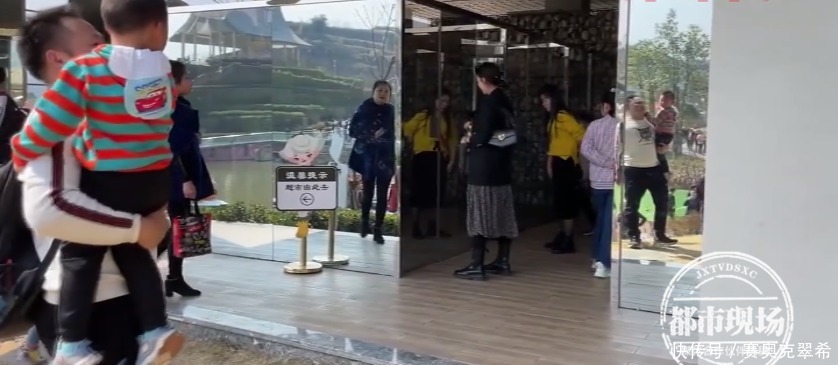 中年|四川“透明公厕”爆红网络!记者实地探测发现:有BUG?