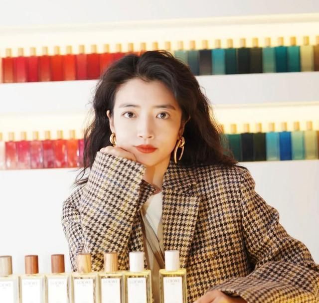 脸型|30岁女人适合“剪刘海”还是“中分”,主要看这4个地方,别选错