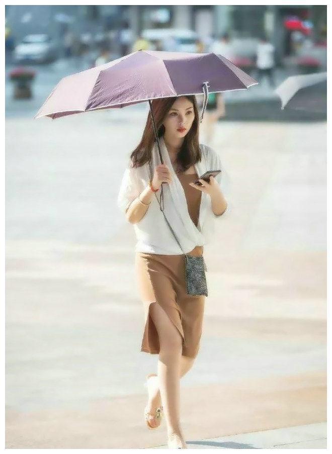 搭配|街拍小姐姐一件黑色的短款体恤搭配白色的短裤,少女感十足