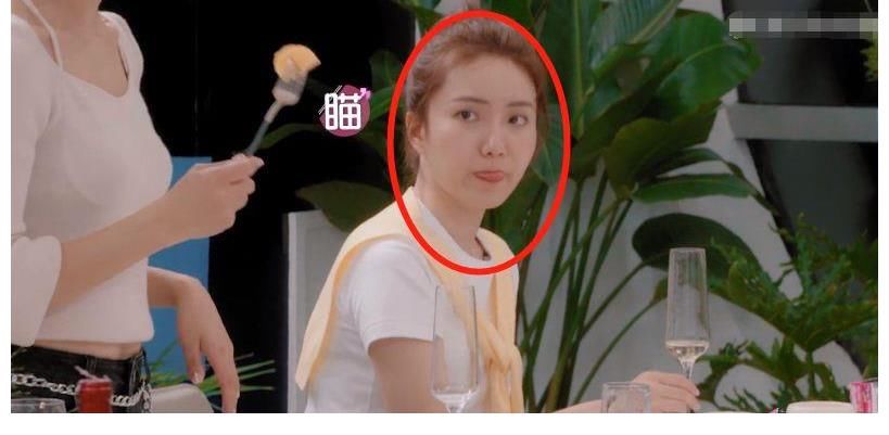 房间|心动的信号4：女2对男3太热情，男1遭受冷落，回到房间生闷气！