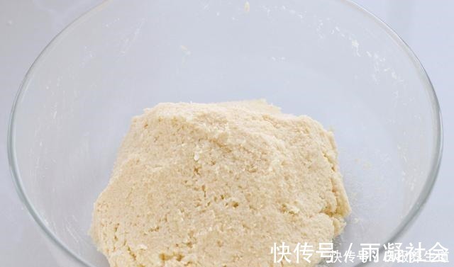 做这小甜点无需基础，金黄诱人、椰香十足，一口一口根本停不下来