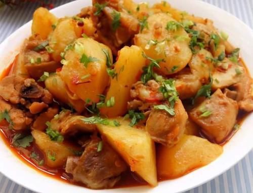 炖鸡肉时,牢记“1泡2过油”,鸡肉鲜香入味越嚼越香,还无腥味