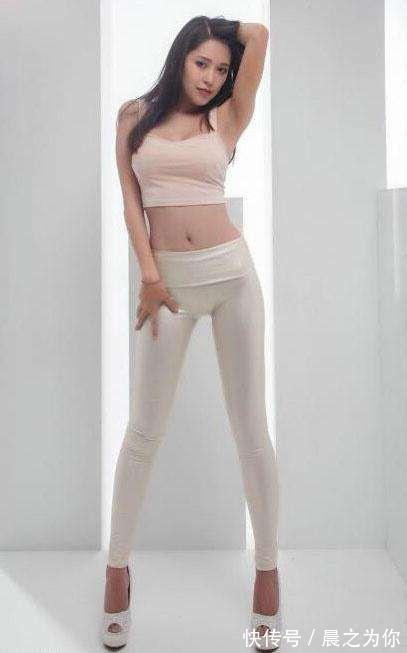 小姐姐 紧身打底裤小姐姐,秀出女人温柔气息,全方位完美修饰腿部线条