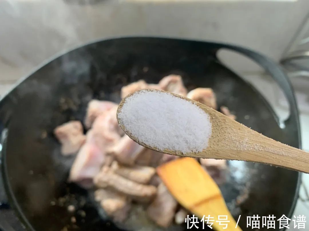 老何说菜丨家庭版红烧排骨,超简单特美味!