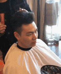 |搞笑GIF趣图：美女 人家是来打饭，你是来搞笑的吗？