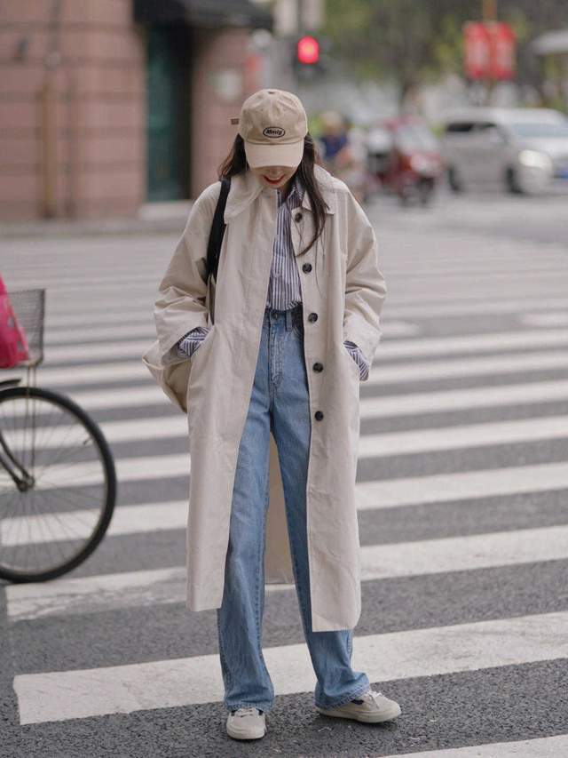 烟管裤|秋天怎么显高?风衣搭配直筒裤子,没想到效果这么好,又飒又美