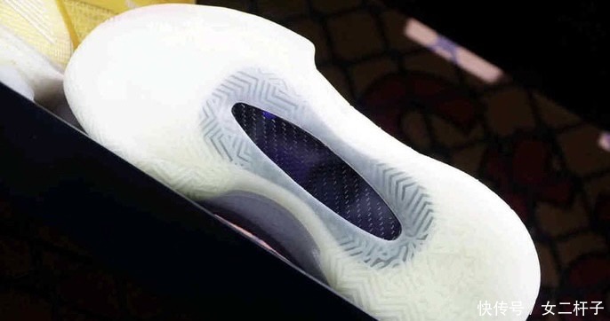 维金斯1代来势汹汹,是一双优秀的国产实战篮球鞋!