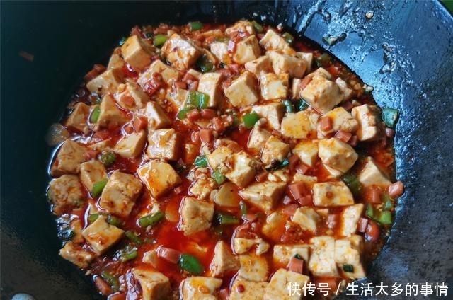 老干妈和豆腐一起搭配做，开胃又下饭，做法也简单容易学
