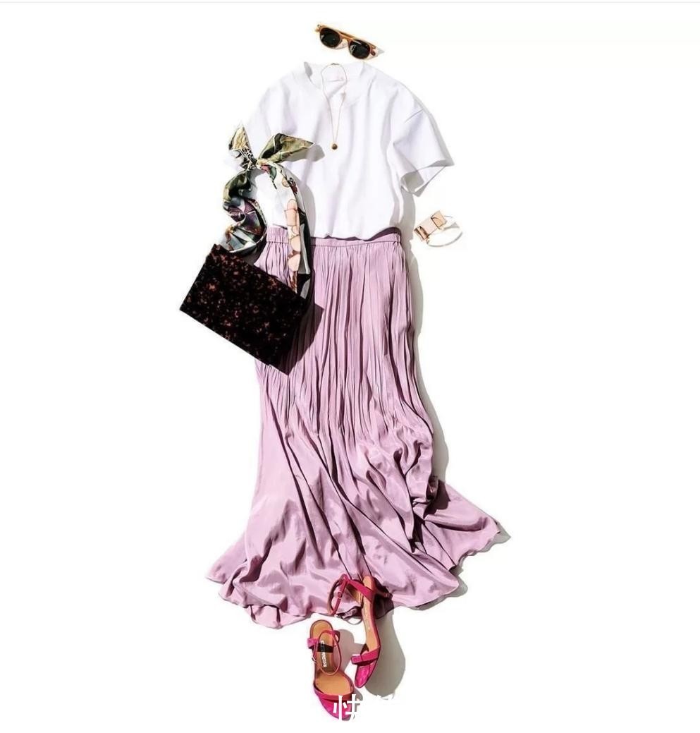 穿白T太俗?那是你不懂!她的“穿搭要点”全是小心机,自拿不谢