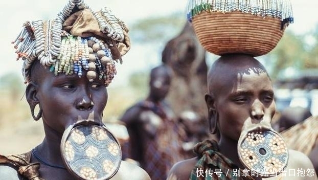 十岁就被切开嘴巴放圆盘,盘子越大越尊贵,网友:还好生在中国