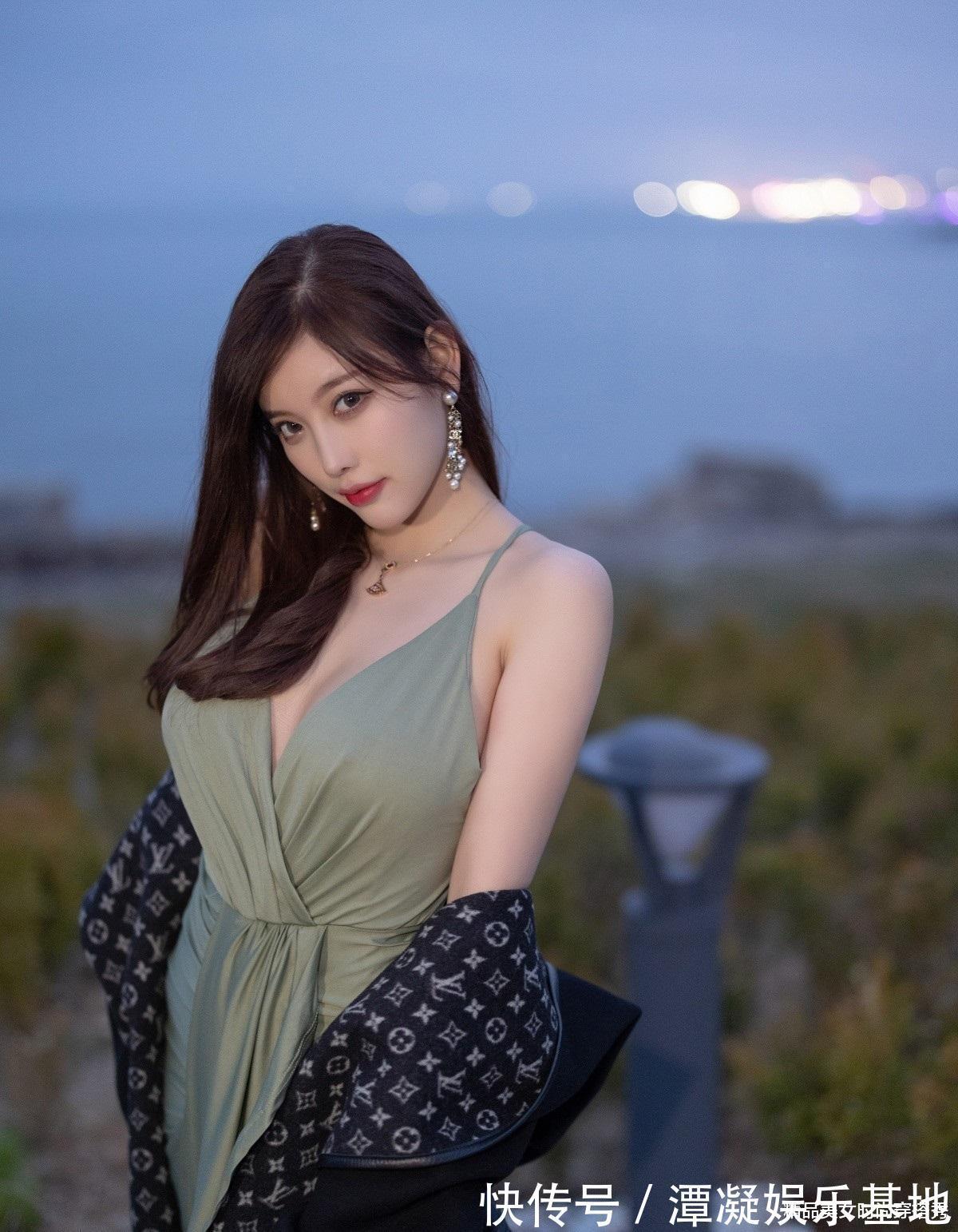 美美|风情万种的细吊带连衣裙,穿上它去拗造型,拍美美的度假照吧!