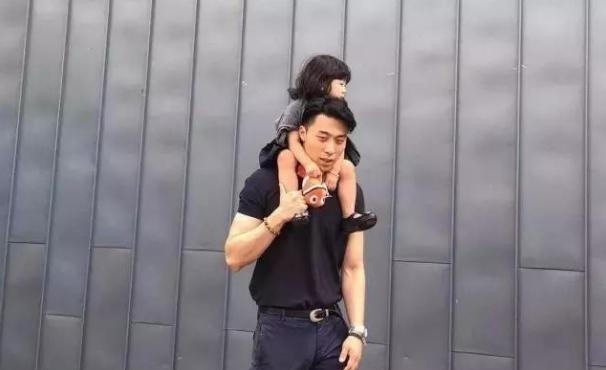 妈妈|妈妈出差刚回家,还以为老公闺女热炕头,结果在厨房看到这一幕