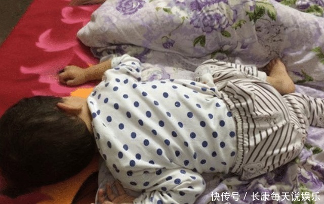 被子|宝宝睡觉总踢被子不一定是热，这些“苦衷”，多少宝妈还不知道