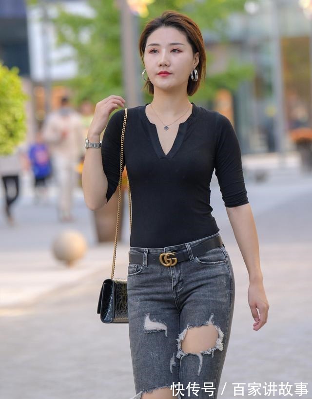 孔开 时尚的“洞”牛仔,搭配简单的打底衫,“小粗腿”也可以轻松驾驭!