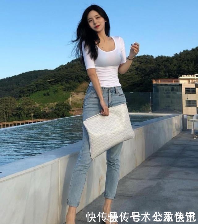 穿紧身牛仔裤的小姐姐,散发出迷人香气,身材纤细气质妩媚