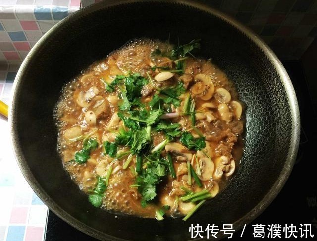 口蘑|买点口蘑回家炖牛肉，汤汁浓郁，口蘑Q弹，是一道不错的下饭菜