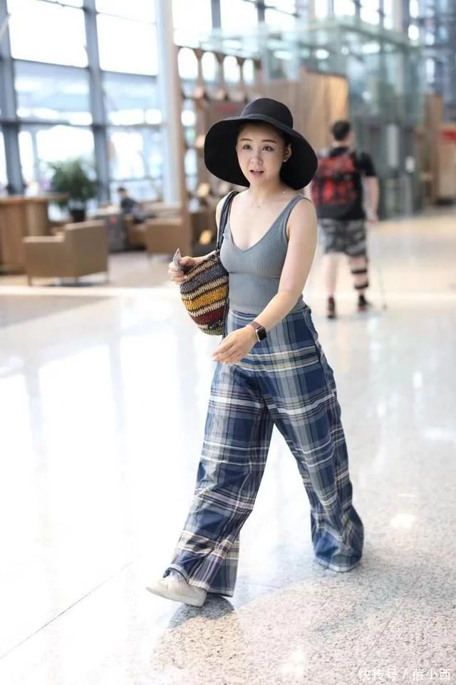 李小萌因太丰满机场造型翻车，穿紧身吊带配阔腿裤，至少显胖10斤