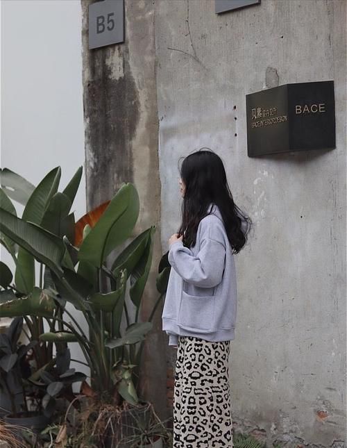 秋天的半身裙千万不要收起来!试试搭配毛衣和卫衣,时髦又高级