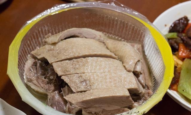 周末亲戚来家里吃饭,弟媳下厨做了11道菜,大伙吃了一锅米饭