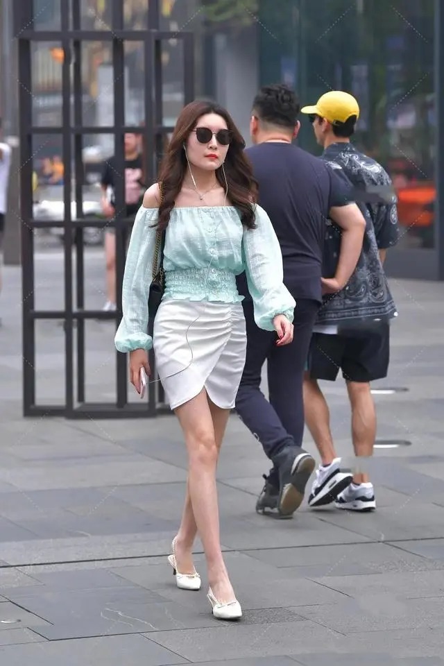 成熟 浅绿色一字肩上衣、白色不规则短裙,看似成熟的穿搭其实非常青涩