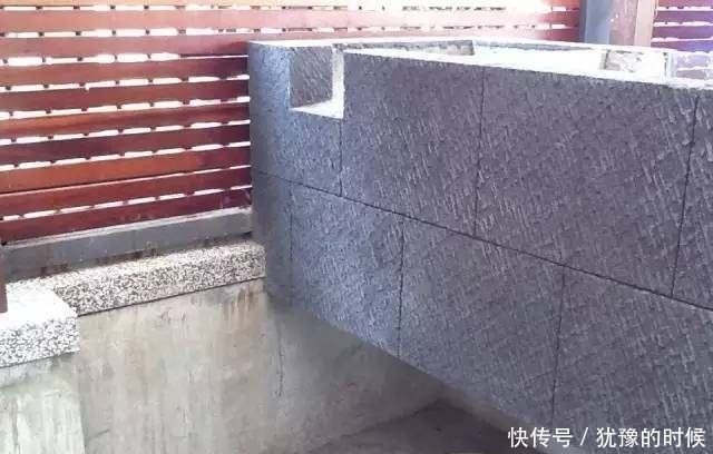 鱼缸和池还可以这样结合?只能说很有想法,有钱我也搞一个!