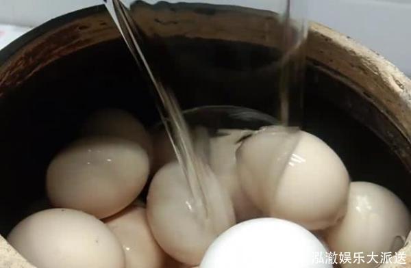 流油|原来腌鸡蛋这么简单,掌握关键步骤,简单秘制一做,鸡蛋个个流油