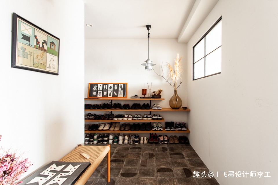 收纳|日本夫妻会装修,100多双鞋直接挂墙上,衣帽间也不要柜子,时尚