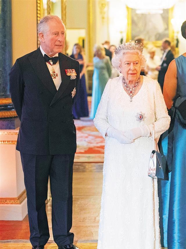 睡着|有妈的孩子像块宝:70岁查尔斯看球睡着,92岁女王微笑不忍叫醒他