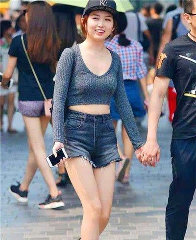 甜美可爱 超可爱的小姐姐, 展现性感酷雅气质, 笑容甜美可爱