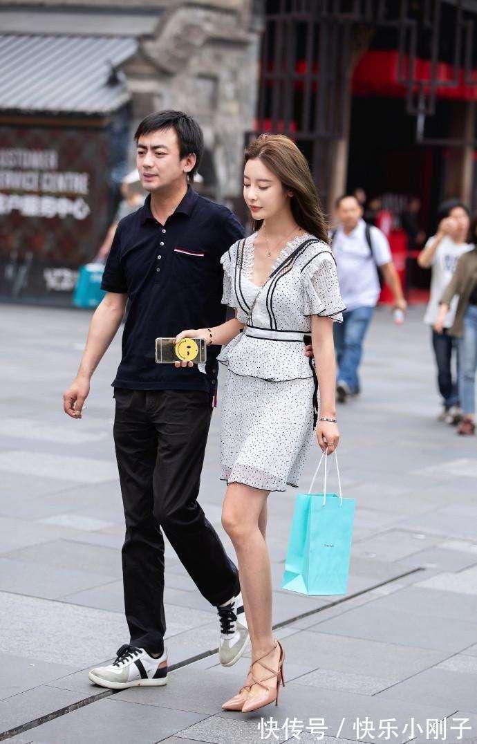 时尚|时尚搭配,小姐姐穿了一款印花的吊带,看上去非常的时尚可爱