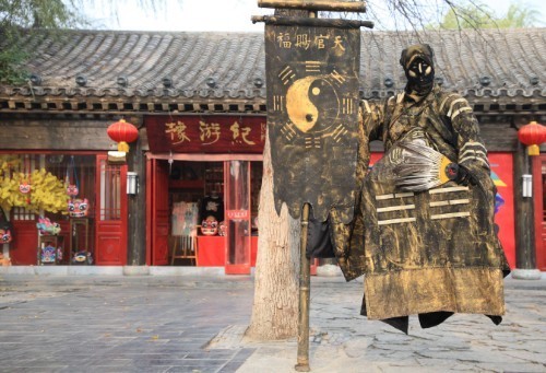 表演|小伙扮铜像街头表演人体悬浮术,有人抢着合影,有人急着揭秘