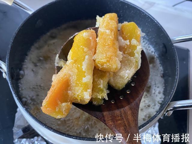 精华|简单易学，逆天的南瓜，搭配精华咸蛋黄，外酥里糯，全家都抢着吃