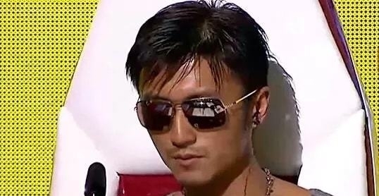 谢霆锋戴墨镜参加节目,陈坤一个耳机砸过去:装什么大牌,摘了!