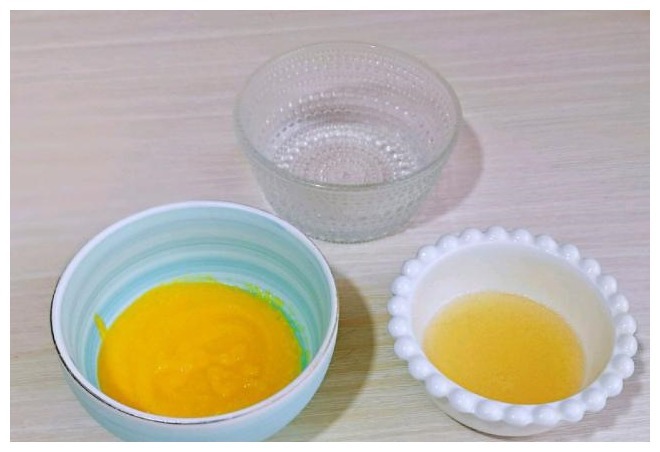 在家也能做慕斯蛋糕，加点芒果，口感更浓郁，冰凉爽口，入口即化