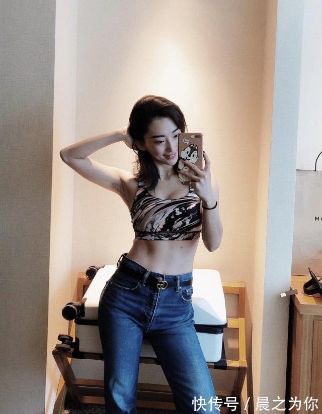 紧身 紧身打底裤小姐姐,既时髦又有腔调,展现出自己不羁的风格