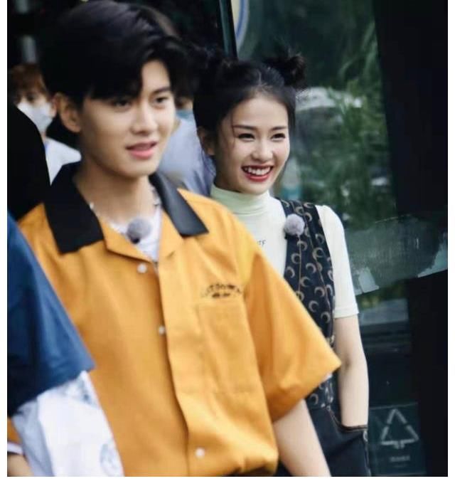 导演组也太会了！白鹿《嗨放派》送石榴，一下子把人拉回周生如故