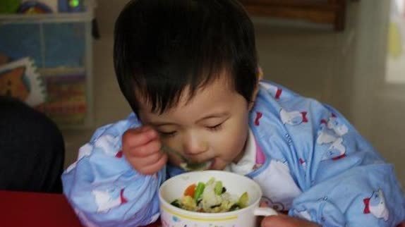 孩子|吃一餐等同于10瓶罐头的“毒晚餐”,若娃经常吃,易积食变矮个